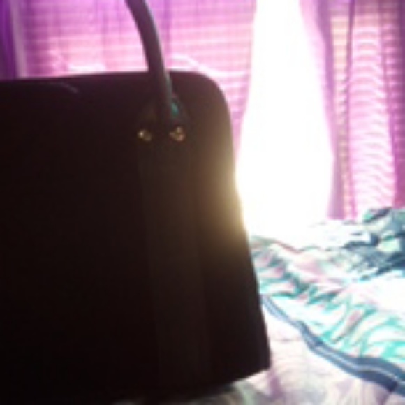 Im selling a used purse no RIPS or tears - Picture 3 of 4